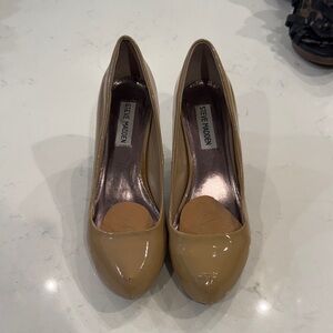 Steve Madden Glossy Tan Heels